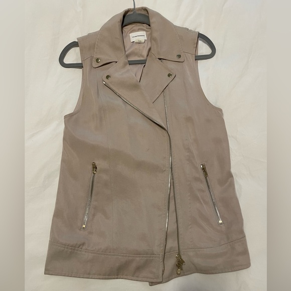 Beautiful Club Monaco beige vest in a beigy tan colour. - Picture 2 of 3